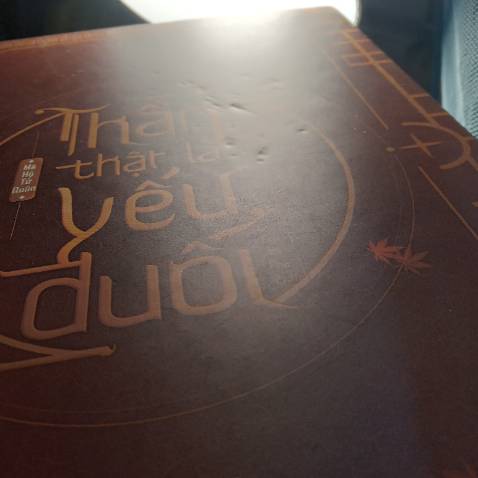 Mình cũng được bạn bè bảo mua trên sàn tiki rất dễ bị df, mình cũng không tin cho đến khi nhận được sách, lúc đầu thấy hộp không móp mình nghĩ chắc ổn rồi, ai ngờ df nặng, móp góc, bản đặc biệt bìa cứng nên sách còn bị hở gáy🤡 thật sự không chấp nhận nổi, lõm rất nhiều ở cả mặt trước và sau, không rõ là tại quá trình vận chuyển hay lúc gói hàng đã có, nhưng thật sự rất thất vọng. Bên trong sách ở gần gáy còn có dấu hiệu bị nhăn nhúm, mình đoán đọc nhiều thì có thể sẽ rời bìa lẫn sách ra mất🤡