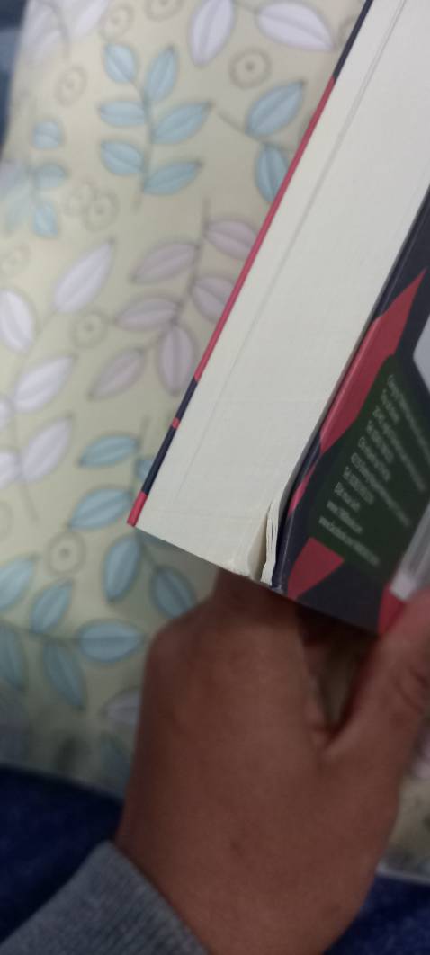 Sách kg có seal, có một lỗi nhỏ ở góc, có bm. Giấy đẹp, đúng hàng. Được giảm giá nên cũng ok