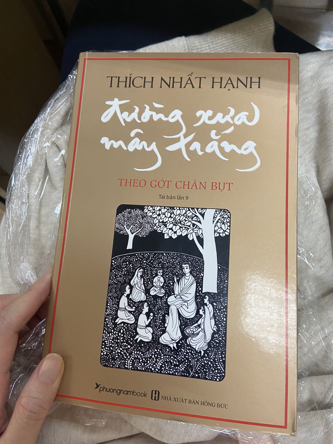 Sách cũ và bẩn, có nhiều vết xước. Ko phải kiểu để lâu nên cũ mà là sách cũ. Những sách giá trên 200k đều có lớp bóng kính bảo vệ, nhưng sách này ko còn, chỉ đc bọc 1 lớp màng bọc thực phẩm. Do là sách về Đức Phật nên mình sẽ ko yêu cầu đổi trả nhưng một cuốn sách giá trị mình rất muốn nó mới và thơm mùi sách chứ ko phải nhận một cuốn sách cũ thế này. Hơi buồn nhưng chắc do duyên. Mong nhà sách làm việc tốt hơn