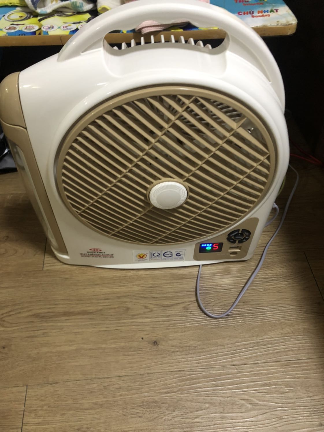 Mình tin dùng Sp khi mua tại Tiki.
Quạt mát dịu, có tiếng ồn chút nhưng k đáng kể.
Có 2 chế độ điện, AC và Dc. Mình mua dạng 1 bình, thấy trên quạt ghi dc 5h, nhưng thực tế chắc dc khoảng 2h khi dùng cả đèn lẫn quạt 
Mình khá hài lòng về Sp. Vì khu mình ở hay mất điện đột xuất
Thanks Shop, thank Tiki