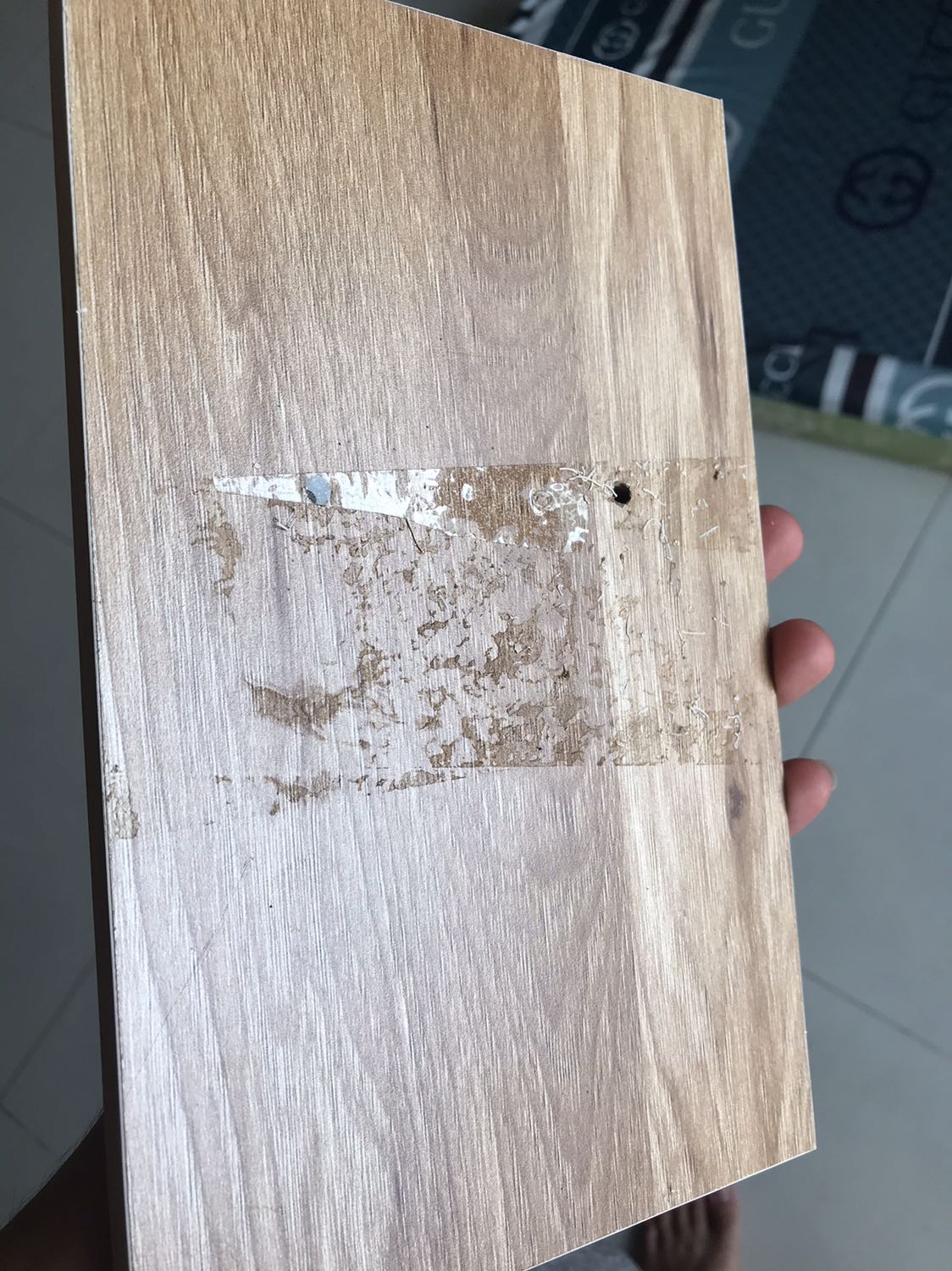 Sản phẩm quá tệ, như hàng second hand, đóng gói còn lòi nguyên cái đinh ra ngoài như hình, suýt thì mình bị đinh đâm trúng tay, keo dán còn sót lại, mép kệ nham nhở. Quá thất vọng về sản phẩm!