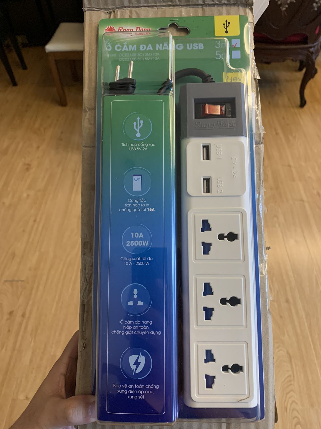 Rạng đông đã cho ra mắt sản phẩm này rất tốt. Mình mua loại dây 3m. Dây điện rất to chắc chắn. Có sẵn cổng Usb để sạc điện thoại. Và 3 cổng có nắm bảo vệ tránh trẻ em cắm vào bị giật. Với mình thiết kế này là đẹp, chắc chắn. Nhất là có nút on/off an toàn. Nên mua.