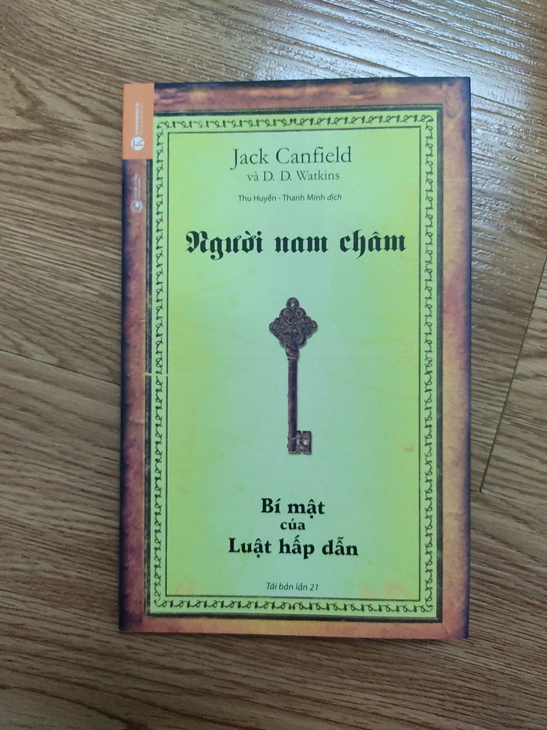 Đợt này mình mua lúc giao hàng nhìn hộp giấy bị rách thảm thương mà lo không biết sách có bị gì không. May mà không sao, chất lượng vẫn còn tốt. Cuốn này được bọc kiếng nên vẫn còn sạch đẹp.