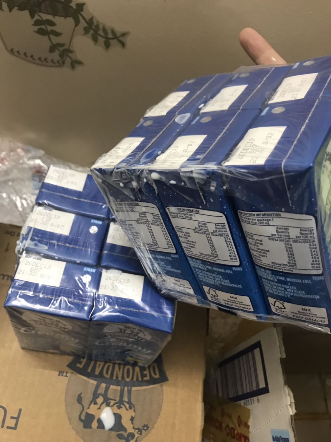 Đóng gói lỗi hoặc do vận chuyển sóc nảy nên khui ra thấy sữa bị loang ra ở 2 lốc. Cụ thể bị hộp nào vẫn ko rõ lắm... 
Tiki phụ thu phí cồng kềnh 11k/đơn hàng (thùng ko lớn lắm) mình ko nói gì, nhưng để sữa bị loang như này phải xem xét lại.