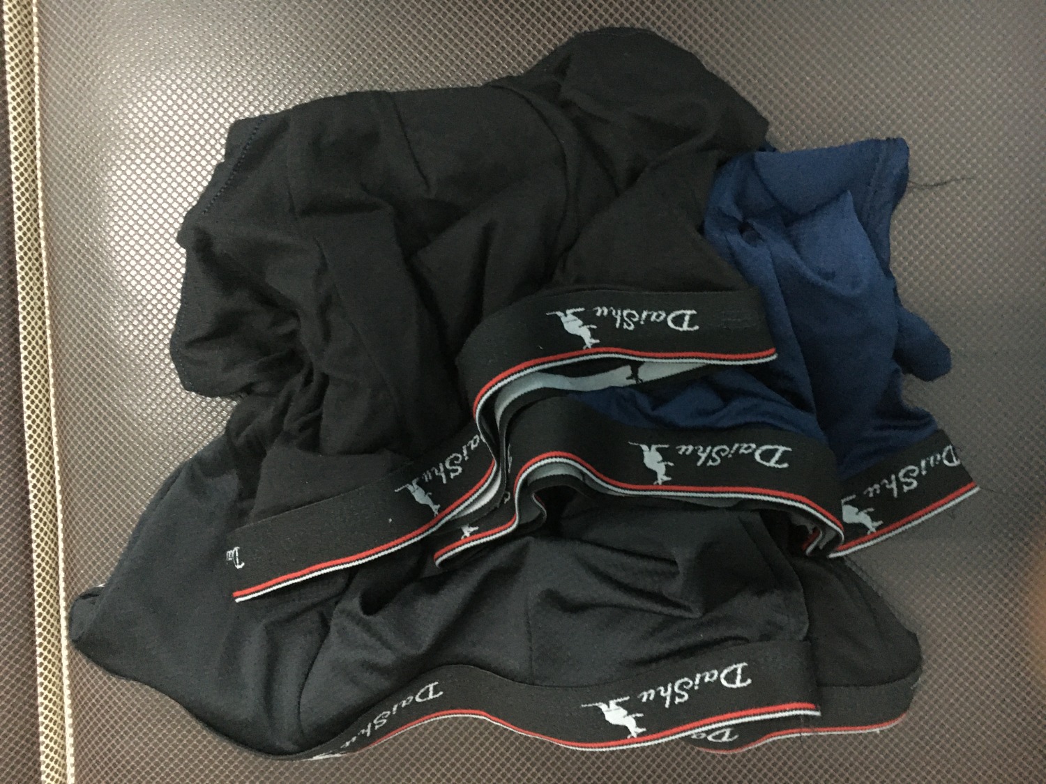 Đề nghị TIKI:
1. "Cắt hợp đồng" với bên cung cấp/ bán sản phẩm này, vì rõ dấu hiệu *** đảo người tiêu dùng, sản phẩm nhận được (dù không hề rẻ) nhưng không đúng như hình ảnh, 04 quần rất xấu thậm tệ, vải thun, tạp nham 4 kích cỡ khách nhau (yêu cầu 3XL), hoàn toàn không có nhãn hiệu kích cỡ gì, mặc không vừa và tôi đã bỏ thùng rác !
2. Đăng ý kiến nhận xét của tôi nêu trên để TIKI để người tiêu dùng tránh bị *** và TIKI còn giữ được thương hiệu.
Cảm ơn TIKI !