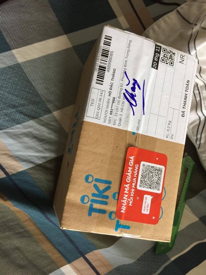 Hàng giao nhanh hơn dự kiến. Bao bì nghiêm chỉnh, hàng đúng mẫu, hoạt động tốt (tuổi thọ chưa biết vì mới xài :))
Lưu ý cho các bạn định mua: Đèn có nhiều màu để lựa chọn (hình như 4 màu?). Khi đặt hàng mình không chú ý nên nhận 4 đèn, có 3 đèn màu hồng và một màu cam. Mình vẫn ưng ý nhưng nếu được 4 màu khác nhau thì thích hơn :)
Bù lại hộp gói hàng của mình có một mã QR giảm giá khi mua hàng tiếp sau này...