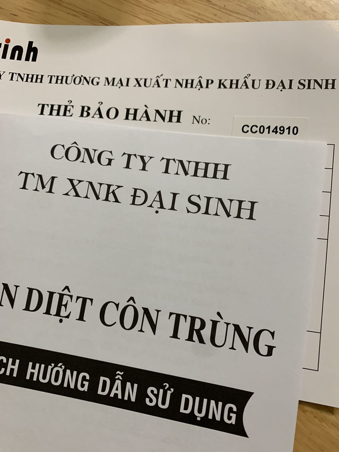 Nhà bố vợ đã từng dùng đèn này từ 2016 rồi. Nên nhớ y chang nó. Nay lướt Tiki thấy bán. Tiện thể dạo này Sài gòn mưa rồi nên nhà muỗi cũng nhiều vô kể.

Điểm cộng:
- Dễ sử dụng, HDSD đầy đủ, sử dụng bóng Philips chất lượng thì yên tâm. Khả năng bắt muỗi có vẻ ổn do cũng từng thấy hiệu quả bên bố vợ (Nãy đang xem phim nghe lẹt đẹt luôn :v)

- Chế độ bảo hành: Của Hãng là 6 tháng mà có chat với Shop & nội dung mô tả thì thấy Vũ Gia tặng thêm 2 tháng bảo hành là 8 tháng >> OK 

- Nhựa chống cháy: Lúc đầu cũng thắc mắc chỗ này. Nhưng khi tìm hiểu thì gọi là hạn chế ở mức an toàn >> OK

Điểm lăn tăn: Giá thành hơi cao chút so với các thương hiệu khác. Nhưng được cái giao nhanh & freeship. Qua tìm hiểu thì mình thấy có vẻ xứng đáng. Vì thấy giá này cũng 5-6 năm nay chỉ có giảm nhẹ >> OK 

Tóm lại: Nhà có cái vợt muỗi rồi nhưng hay hư vẫn mua thêm 1 cái kiêm luôn đèn ngủ :))

Hình ảnh thực tế sau 1 tuần sử dụng. Quá tuyệt vời.
Vote 5 sao cho sản phẩm & shop nhé.