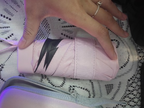 Ô màu pastel siêu xinh chất dày dặn gấp vào nhỏ xíu luôn để trong túi xách rất tiện, ô vừa che cho 1 người nha