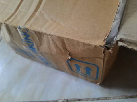 Tiki đợt này giao thùng hàng móp méo quá tr :))) cuốn Hán 3 bị gãy góc như hình. Mặc khác là giao hàng nhanh, đúng hẹn. 5 cuốn đủ bộ, mỗi cuốn còn có mã QR hỗ trợ tự học. Đã học gần hết cuốn 1 qua file pdf, giờ có sách rồi cày thui 😁 chúc các bạn mua sách và cả bản thân mình đạt được thành tích tiếng trung ưng ý nha 😘