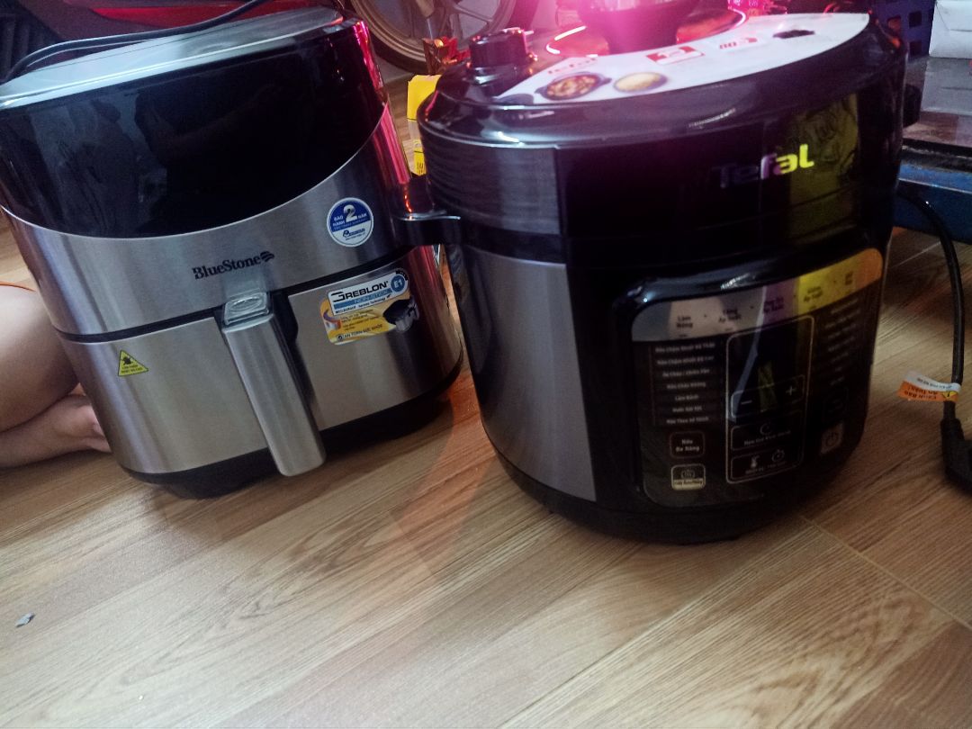 mẫu mã sản phẩm đẹp,mới thử món thịt kho thấy ổn,nồi nấu nhanh,thật sự rất tiện lợi,tiết kiệm thời gian nấu nướng, còn chất lượng phải sử dụng thời gian mới biết hy vọng sản phẩm ổn 
Tiki giao hàng nhanh,đóng gói hơi sơ sài,bên ngoài nồi có nhiều vết xước nhẹ nhưng cũng không ảnh hưởng gì