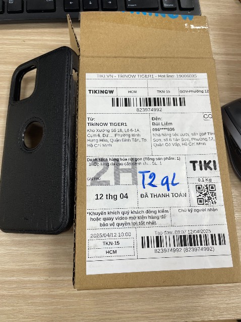 Hàng giao đến bao bì nguyên đai kiện, không móp méo nhưng bên trong vỏ điện thoại vỡ nát.