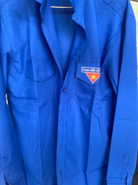 Áo có màu đẹp, giao nhanh. Tuy nhiên có nhiều chỗ không biết do bung chỉ hay là chỉ thừa.