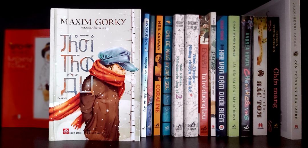 Sách đẹp, mình thích thiết kế bìa của cuối sách. Đây là một trong những tác phẩm làm nên tên tuổi của Maxim Gorky, qua những trang hồi kí, người đọc sẽ bước chân vào thế giới của một đứa trẻ với một tuổi thơ bất hạnh, nhiều bão giông nhưng đã đủ bản lĩnh, đủ yêu thương, đủ kiên cường…để vươn lên khỏi nghịch cảnh. Câu truyện đầy ý nghĩa về cs.
Dịch vụ Tiki tiện lợi, đa dạng sp. Sách được bọc cẩn thận và giao nhanh. Thanks!
