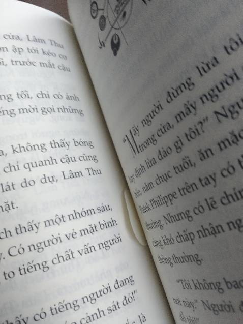 Bìa đẹp, có tính ẩn dụ, bản dịch rất hay. Có điều mình dở ra đọc thì thấy có 1 trang bị rách phía trong, nhưng lỗi nhỏ k ảnh hưởng tới nội dung nên thôi không sao.