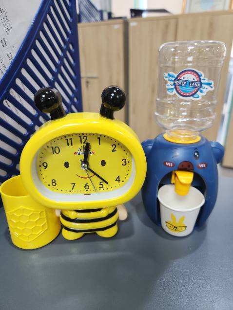 Mua 2 món ở shop, đóng gói cẩn thận, người giao hàng nhiệt tình đứng chờ dưới trời mưa. Điểm trừ là mở 2 hộp ra đều móp méo và thiếu phụ kiện. Ở sản phẩm bình nước này ghi giao 3 cốc mà thực tế có 1 cốc nước, ghi hình con vịt vàng mà giao con này, không biết con mình có chịu không :(
2 sản phẩm của shop sau khi kiểm tra thì tốt, nhưng chưa biết có bền không. Mình trừ 1 sao vì giao hàng thiếu.