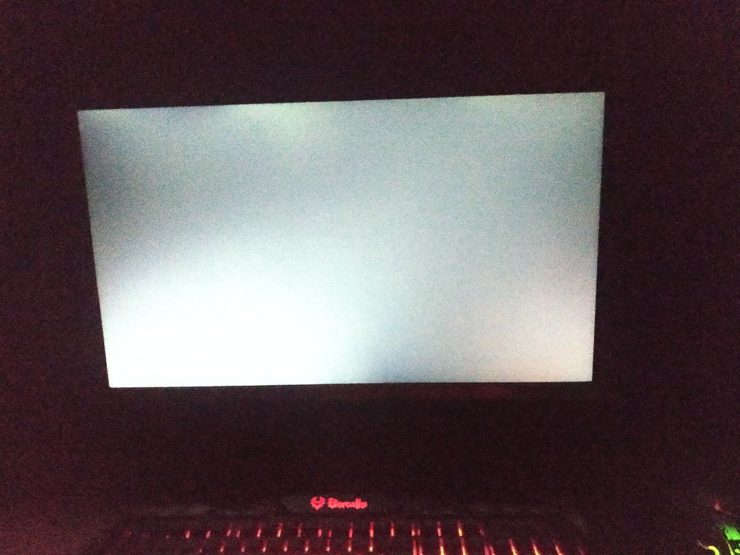 Mình lại lần nữa mua trúng màn bị lỗi hở sáng. 
Thực sự trước đó mình có thấy nhiều nhà cung cấp khác chỉ bán dưới 3 triệu, nhưng mình vẫn không mua, vì mình tin tưởng tiki trading nên quyết định đợi. Tiki trading lúc đó bán tới 3.288.000₫. Mình nhớ rất rõ vì mình canh tiki sale màn hình này từng ngày để mua mà. Rồi hôm qua tiki cuối cùng cũng sale còn 2.9***₫ mình rất vui, liền vào đặt mua ngay. 

Và rồi khi hôm nay mình nhận được màn hình vẫn bị lỗi hở sáng như màn LG lần trước, mình biết đây là lỗi đặc trưng của màn IPS, nên mình cũng không thể trách tiki hoàn toàn được, chỉ là mình hơi thất vọng vì cách tiki không chèn thêm xốp bên ngoài thùng vào mà chỉ bọc mỗi màng PE. Nhưng được cái là thùng hàng có vẻ mới và chỉnh chu hơn đợt mình mua màn LG của nhà cung cấp không phải tiki trading.
Và dù biết đây là lỗi thường có nhưng mình vẫn không chấp nhận được cái màn hình bị hở sáng như thế.
Nó còn làm mình có cảm giác khi nhìn kỹ vào một ảnh chỉ có một màu cụ thể như: xanh, đỏ,... cảm giác như nó không đều màu ấy, với lại mình cảm thấy màu của màn hình samsung này không rực rỡ bằng màn hình LG lần trước mua.
Mình không hài lòng về màn hình này, đổi đi đổi lại cũng rườm rà, lấy ra rồi lại phải đóng vô thật cẩn thận, còn phải chờ người tới lấy, chờ người giao hàng/trả tiền lại nữa. Riêng cái việc lần trước đổi màn hình LG đến lần thứ hai mà cái màn nó còn hở sáng nặng hơn lần đầu đã tạo cho mình cảm giác phải dè chừng khi đổi hàng, nên lần này mình muốn hoàn tiền lại. 

Và mình cũng không khuyến khích những ai gặp trúng hàng lỗi nhưng lại ngại phải đổi trả, cuối cùng giữ lấy thiệt hại về mình, làm như vậy chỉ khiến cho những nhà cung cấp trục lợi mà tẩu tán được hàng lỗi thôi, huống hồ tiki có chính sách bảo vệ người dùng rất tốt, khi được xác minh là bị lỗi sẽ cử người đến thu hồi hàng cho bạn, ra bưu điện gửi trả lại hàng cũng không mất phí giao, không như nhiều trang thương mại điện tử khác đã không đến lấy hàng thì thôi còn để người mua trả phí giao nữa, còn nếu bạn cảm thấy những món đó không có bao nhiêu giá trị, và bản thân chấp nhận được khiếm khuyết của sản phẩm đó thì cứ dùng thôi, riêng mình thì không. 
Chỉ là tiki cũng có khuyết điểm là thời gian thu hồi và đổi mới khá lâu, nhanh nhất cũng phải 4-5 ngày cho mặt hàng điện tử.

mình mua qua nhiều mặt hàng trên tiki rồi, từ máy lạnh mình dùng đã gần 4 năm, và tủ lạnh mới mua được vài tháng đều dùng rất tốt. Nên dù đôi khi gặp trúng hàng lỗi, giao sai sản phẩm này kia mình cũng buồn bực lắm nhưng vẫn ủng hộ tiki. Cũng chính vì vậy mà mình viết khá dài, mong rằng tiki sẽ đọc hết và phản hồi cho mình về việc hoàn tiền qua e***, hoặc liên hệ với *** có đuôi ******4109 sớm để giải quyết nhanh chóng cho mình. Mình không muốn tiết lộ *** nên chỉ ghi 4 số đuôi, hy vọng tiki check được qua hệ thống và liên hệ lại, không thì cứ liên lạc qua *** cũng được.
Cảm ơn nhiều nhé.