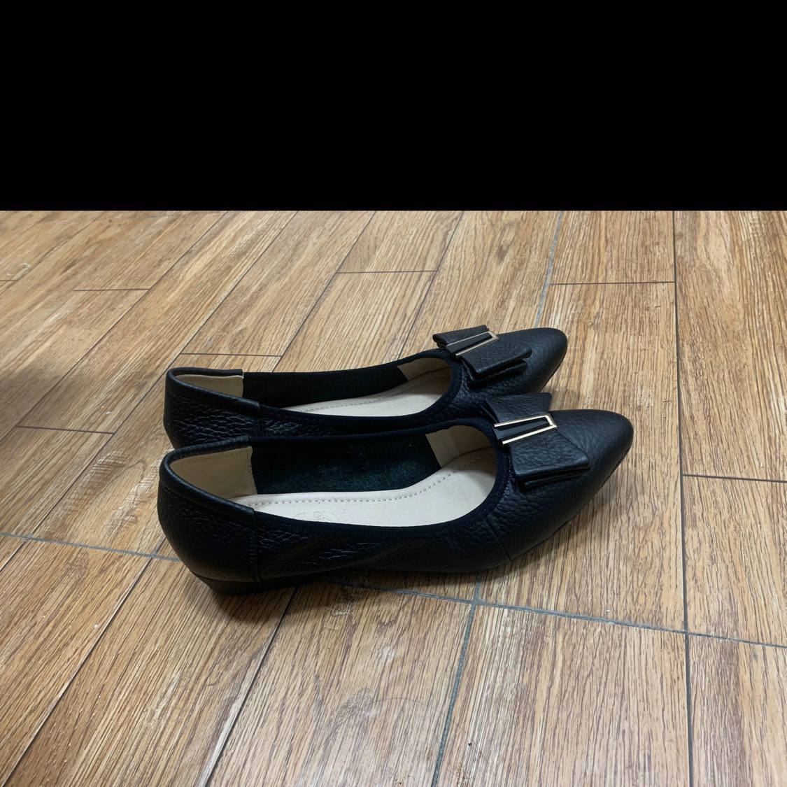 Một trong những đôi giày đáng tiền nhất mình từng mua. Đi êm chân, tôn dáng. Chân cũng thon gọn hơn. Màu đen thì rất trắng chân rồi