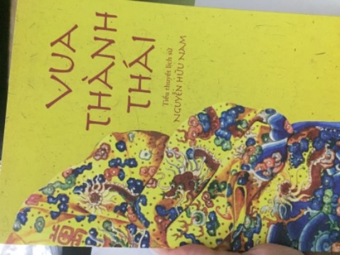 Sách mỏng vừa, kiểu sách mềm chứ không phải quyển cứng nhé ạ
Khổ sách cũng to hơn so với truyện bình thường 1 chút
Các bạn thích lịch sử thì nên thử nhưng đừng kỳ vọng quá vì nó là “tiểu thuyết” ạ