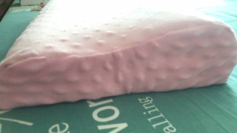 Gối mềm lắm. Mình dùng thì tạm ok. Còn chồng mình dùng thì a í thấy mềm quá không thích. Gối hơi thấp nữa. Với 3 cái 3 màu mà vỏ thiết kế khác nhau.cái màu xanh vỏ bị rộng so với ruột gối. nằm 1 thời gian thấy cao su nó cứng lại, nên gối lúc đó thấy sướng nhất! nó vừa vặn chứ ko gây mỏi cổ như mấy gối bông ép!!!