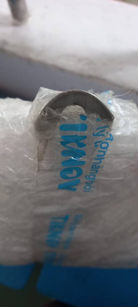 Chưa mở ra đã thấy lòi ra như dì là thấy có điềm, mở ra thì bị móp, vẫn dùng được. Nhưng đơn trước cũng bị móp nên không ổn lắm