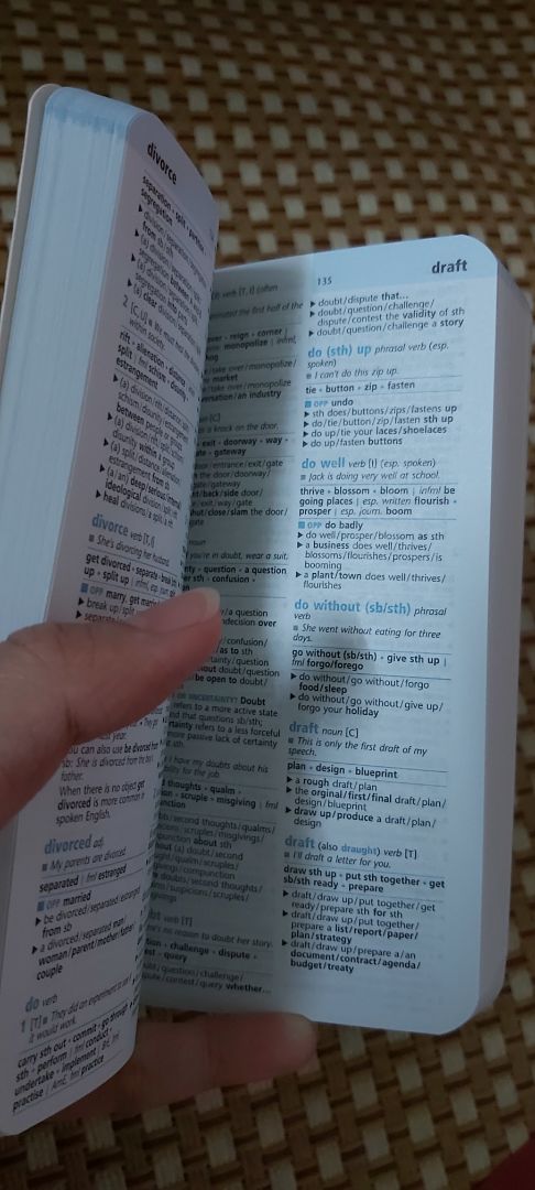 - Tiki giao nhanh, đóng gói kĩ, cho đến giờ mình vẫn chưa gặp phải trường hợp đáng tiếc nào nên vẫn tin tưởng mua sách của Tiki.
- Giá cả tất nhiên mềm hơn ra nhà sách mua nè.
- Hình thức: màu tươi, bìa mới, chữ rõ nét. Độ dày tương đương các Oxford Pocket khác.
- Nội dung: Từ đơn/ghép theo thứ tự Alphabet: mỗi từ có nhiều hơn 5 từ "gần" nghĩa và khoảng 1, 2 từ trái nghĩa; cách sử dụng/phân biệt chúng (từ đó và các từ "gần nghĩa với chúng") tùy theo ngữ cảnh; các từ đi kèm với chúng để tạo thành collocations.