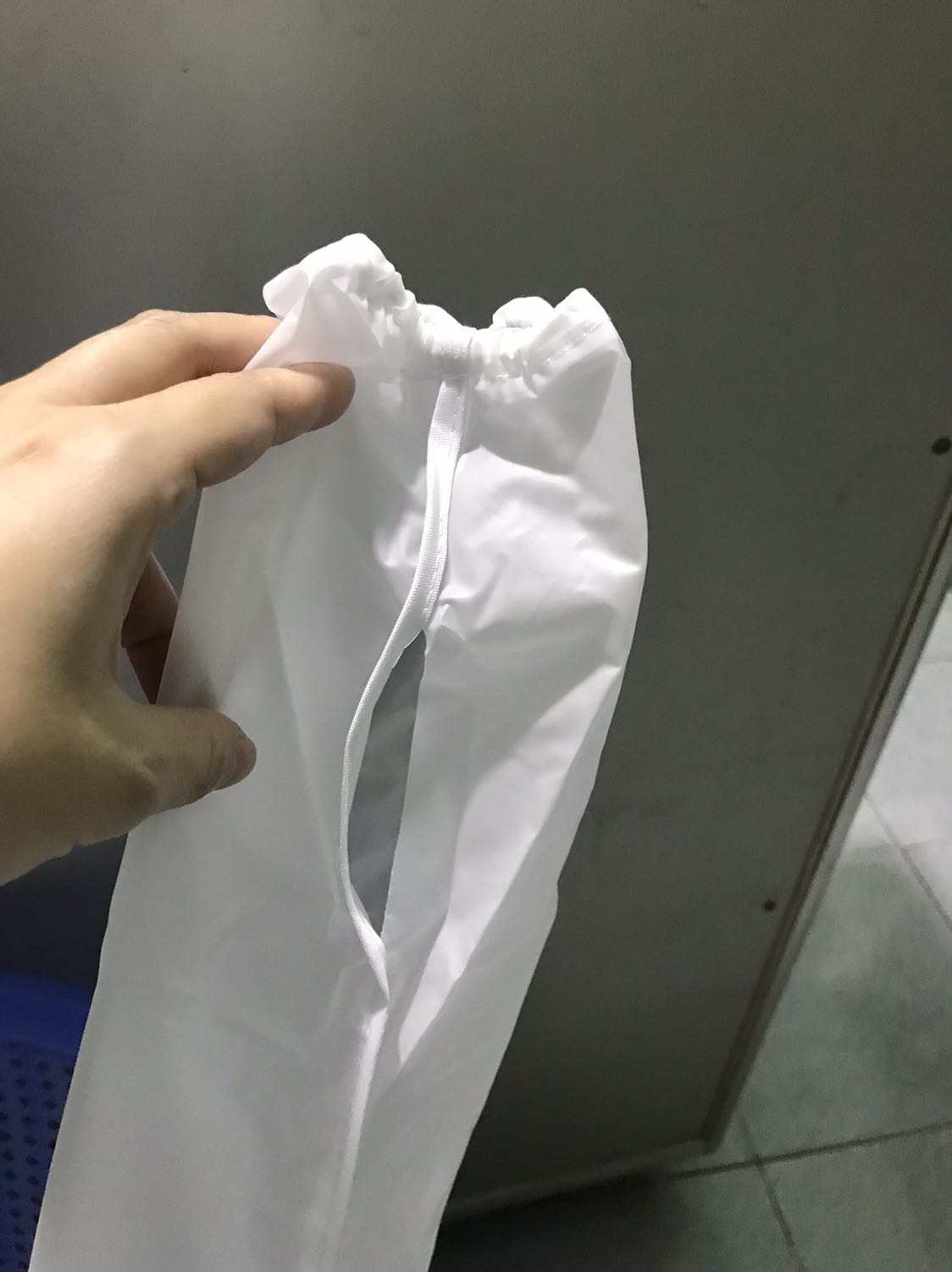 Uy tín cái nổi gì, giao hàng mà không kiểm tra trước khi đóng gói, tay áo bị rách, không dày dặn như quảng cáo và áo giao không giống hình, treo đầu dê bán thịt *** à.