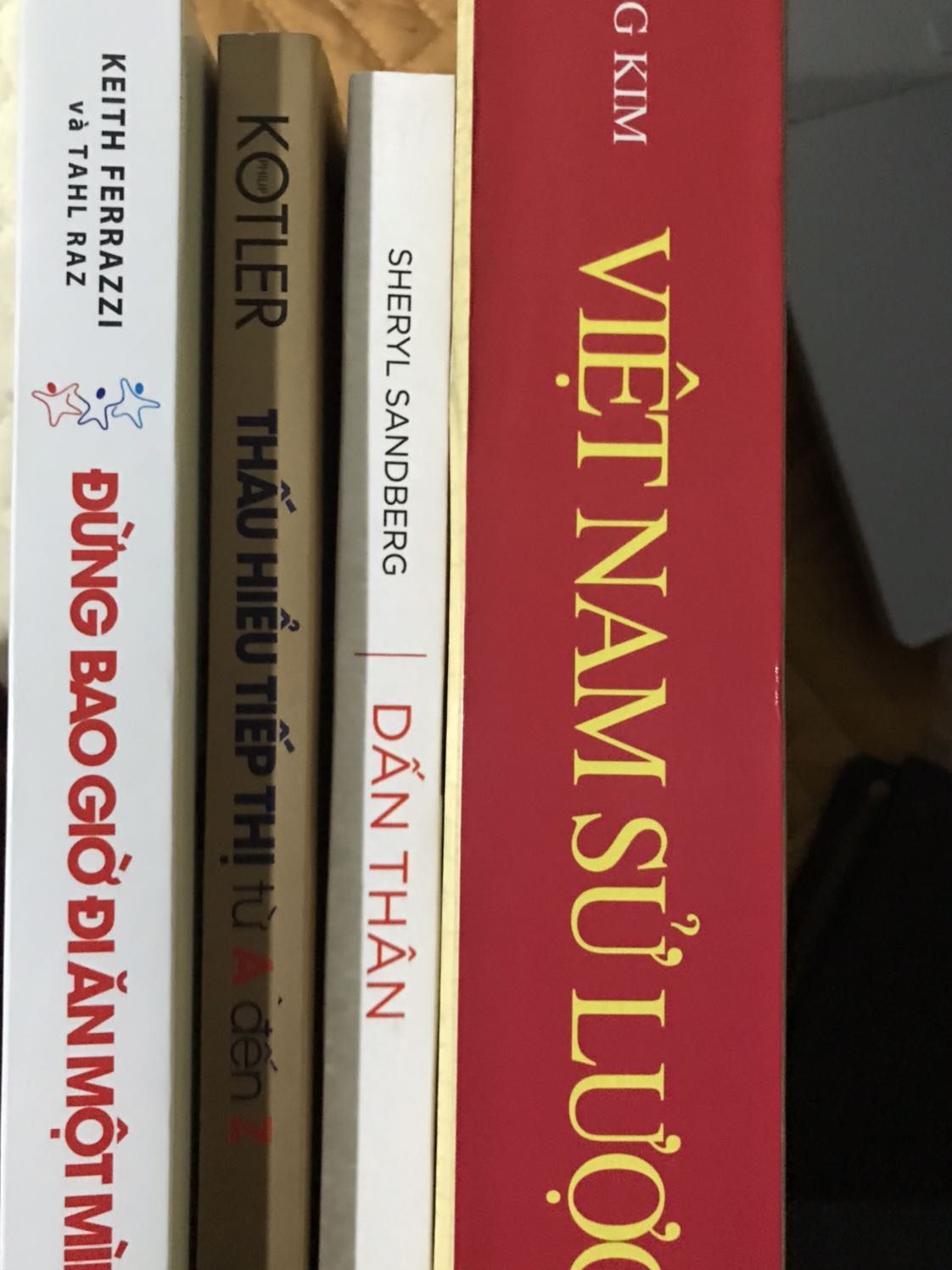 Quyển này cũng có nhiều đánh giá rồi 
Nên mình đánh giá chất lượng bên ngoài nhé
Sách đến tay không hư hại gì
 Chất lượng Giấy tốt, dễ đọc
Tuy giao chậm 2 ngày nhưng mình rất hài lòng