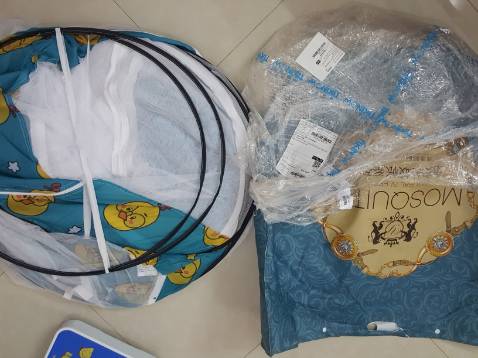 Cảnh báo!!! Mình mua sản phẩm mùng Mộc Miên trắng viền hồng 3 cửa size 1.8mx2m mà tới khi giao cho mình sản phẩm khác hãng (không biết nước nào), khác màu, chất lượng cực kỳ kém, dưới đáy bọc kín mùng không thể nhét vô nệm, túi đựng bị rách, khóa kéo xộc xệch dễ bung... Mùng như vậy ở chợ có bán giá chỉ khoảng 2xx-3xx. Mình yêu cầu đổi trả sau 1 tuần gửi ***, liên hệ trả hàng và chờ đợi lại nhận 1 sản phẩm chất lượng trời ơi y như lần đầu giao cho mình. Tổng cộng 2 tuần mình vừa mất tiền vừa bực mình vừa khó chịu. Đang đợi Tiki hoàn tiền cho mình.

Ps: Riêng khâu support của Tiki rất tốt. Xử lý yêu cầu ngay khi khách đang gọi điện.