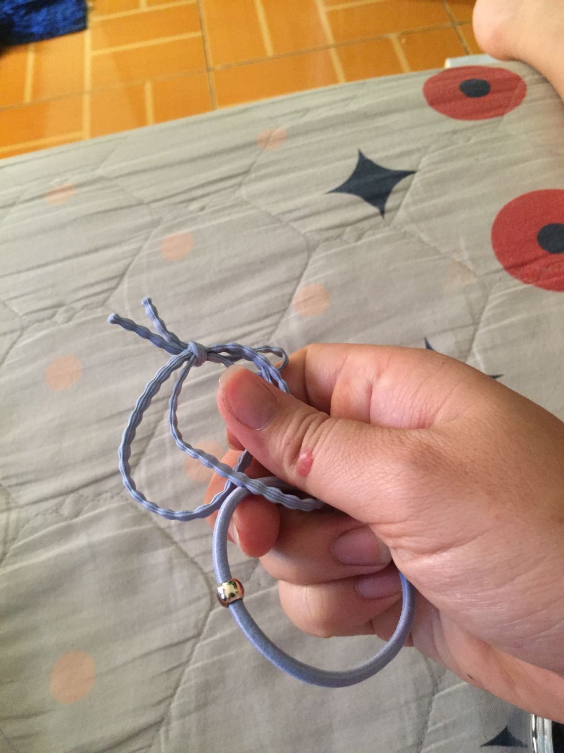 Shop giao hàng bao lâu! Nhận xong mà nản luôn. Dây cột tóc mỏng te, độ đàn hồi còn thua thun cột tóc. Cột khó, lỏng tóc.

Chỉ đc cái mã đẹp. :’) Con nít chắc xài thích hơn người lớn!