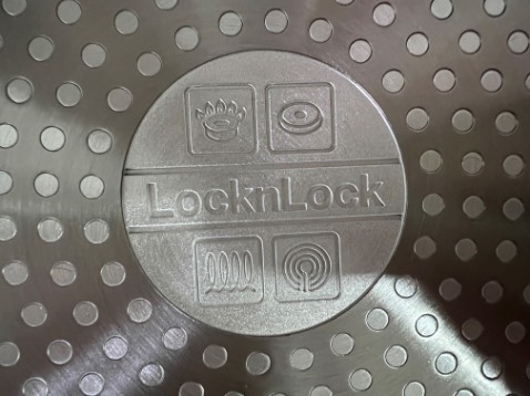 Chảo đẹp, giao hàng siêu nhanh, chảo lớn đáy sâu có cả vung, săn sale mua 2 món với giá 700k. 
Tối đặt là chiều hôm sau nhận hàng luôn. Tks shop ❤️
2 chảo khác logo “n và &” bởi vì thời gian gần đây, thương hiệu Lock&Lock chính thức đổi tên thành LocknLock. Mn yên tâm mua hàng nhé.