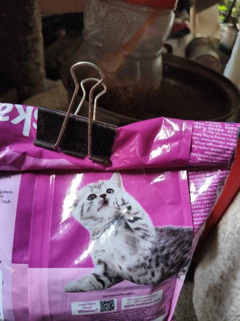 Hạt nhỏ, có mùi vị của cá, mèo không chê