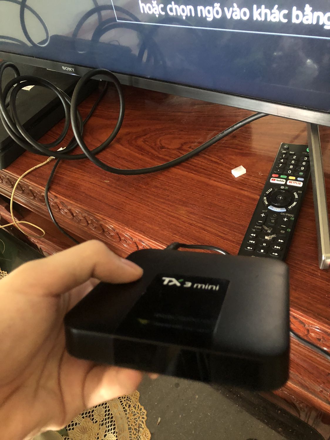 Vừa mua về mở máy không lên nguồn chỉ sáng đèn đỏ phía sau, mặc dù là hàng mua hàng mới nhưng chất lượng vỏ ngoài như hàng cũ, bụi bẩn, giúp mình refund đc ko ạ