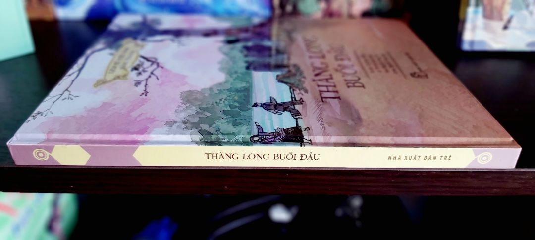 Bộ sách gồm 8 quyển, mỗi quyển là một chủ đề, một nhân vật, một địa điểm lịch sử ý nghĩa với mọi thế hệ người Việt. Và đặc biệt phù hợp với các bạn nhỏ tiểu học mới tiếp cận môn lịch sử nước nhà. Sách có nhiều hình vẽ đẹp và màu sắc phong phú, các bạn nhỏ nhà mình vô cùng thích.  các bạn ý đọc vèo cái xong nhưng xem đi xem lại hình ảnh và bình luận rôm rả 🥰.
Dịch vụ Tiki nhanh, tiện và chuyên nghiệp. Like !