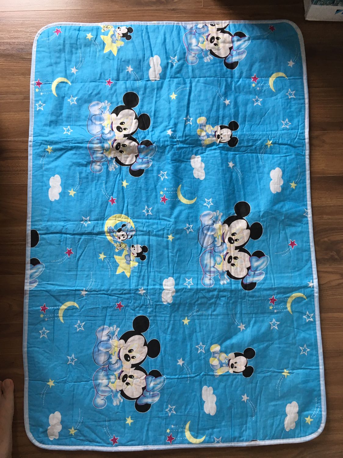 Chưa sử dụng nên chưa biết độ thấm hút và mát nóng thế nào nhưng nhìn hình thức thì khá ưng. Mặt trên là cotton, mặt dưới là nilon, viền bo chắc chắn. Tiếc 1 điều shop ko cho chọn màu. Mình mua cho con gái nên thích màu hồng hoặc hoa văn điệu đà hơn.