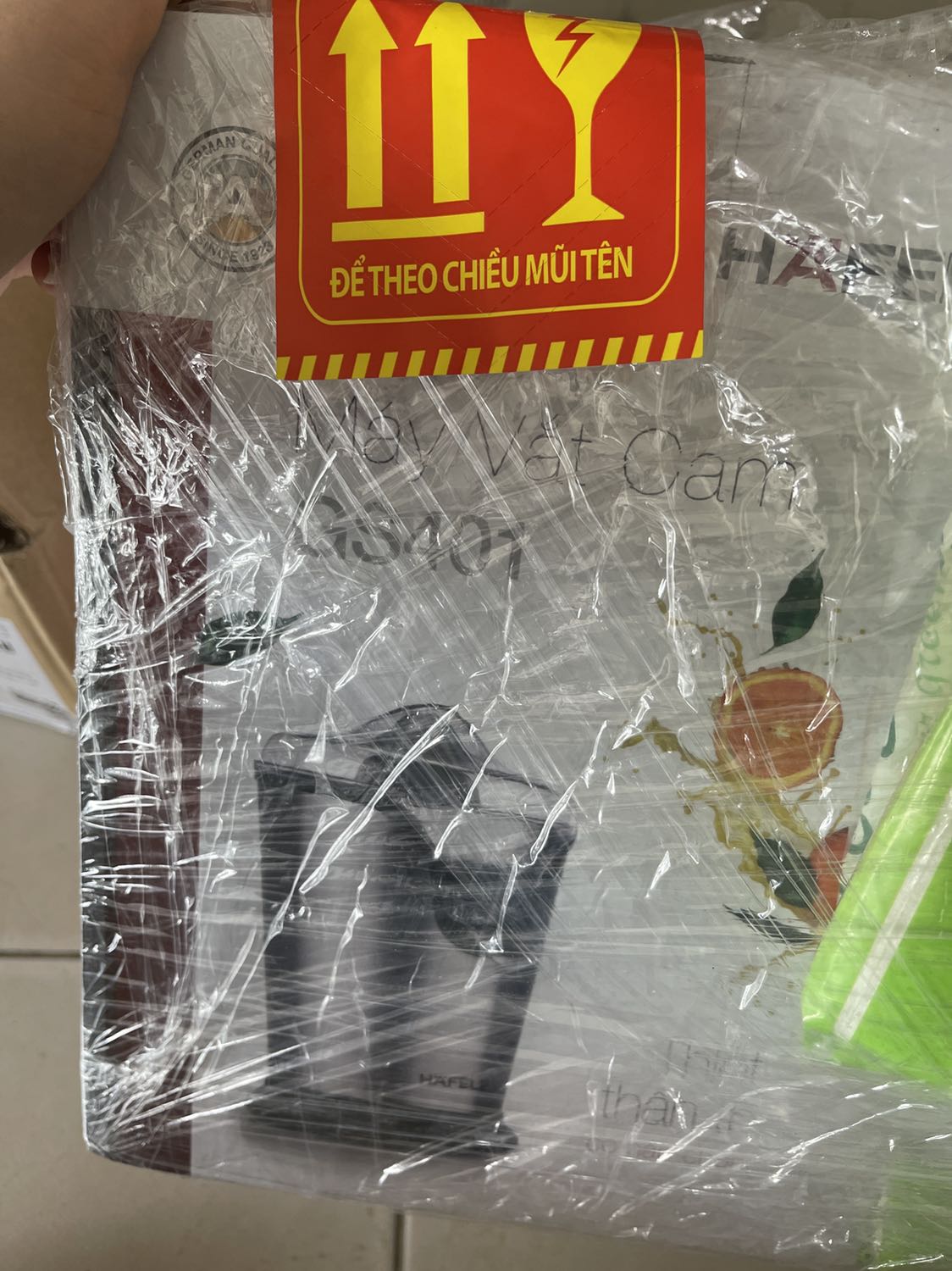 Máy nhìn coi chắc chắn, cầm lên có độ nặng, đặt lên mặt bếp phẳng là nó cố định, các chi tiết tháo ra lắp vào chỉ bằng thao tác xoay / giở lên / ấn xuống, khi lắp vào cảm giác các chi tiết máy ăn khớp nhau dễ dàng.