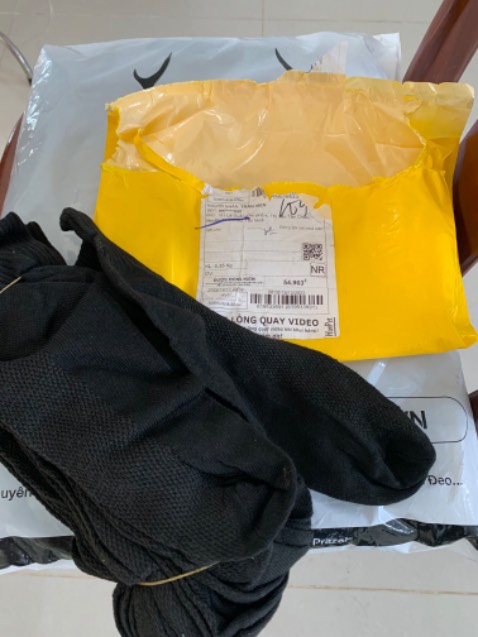 Sản phẩm không đúng, không đuang mô tả và rất kém chất lượng, do không quay video lúc khui hàng nên không cần đổi trả nữa. Đóng gói chỉ là túi nilon sơ sài.
Dạo này shop trên TIKI bán hàng kém chất lượng đến vậy sao?