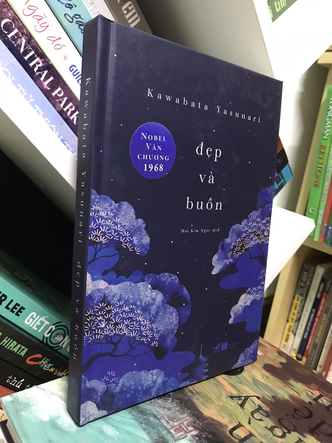 Không chỉ riêng cuốn này, tất cả tiểu thuyết của Kawabata Yasunari đều buồn và đẹp. Kết mở, kiểu như nó đã đạt đến tận cùng ngôn ngữ, chạm tới nơi sâu thẳm của tâm trí, lặng lẽ ở đó & tiếp tục thẩm thấu. Chiêm nghiệm hay lãng quên là quyền của bạn, yêu hay ghét Keiko & Otoko không quan trọng, vấn đề là qua đó bạn cảm nhận được cách họ nhìn nghệ thuật, cảm nghệ thuật, làm nghệ thuật.

Tiki siêu tốc đúng hẹn. Sách bìa cứng, mới tinh, đẹp long lanh. Sách được đặt trong hộp bìa, không có xốp chống sốc, may là ship trong nội thành nên sách không bị ảnh hưởng.