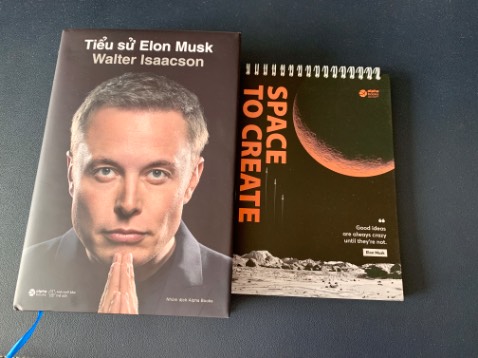 Sách bìa cứng rất đẹp, giấy tốt;

Được tặng cuốn tập có một số câu nói cảm hứng của Elon Musk;

Vận chuyển rất nhanh: mua lúc đêm mà 2h trưa nhận được;

Giá rất tốt so với chỗ khác bán;


Cám ơn Tiki, Tiki Trading, mình coi đây là món quà năm mới 2024 đầy hào hứng !!
