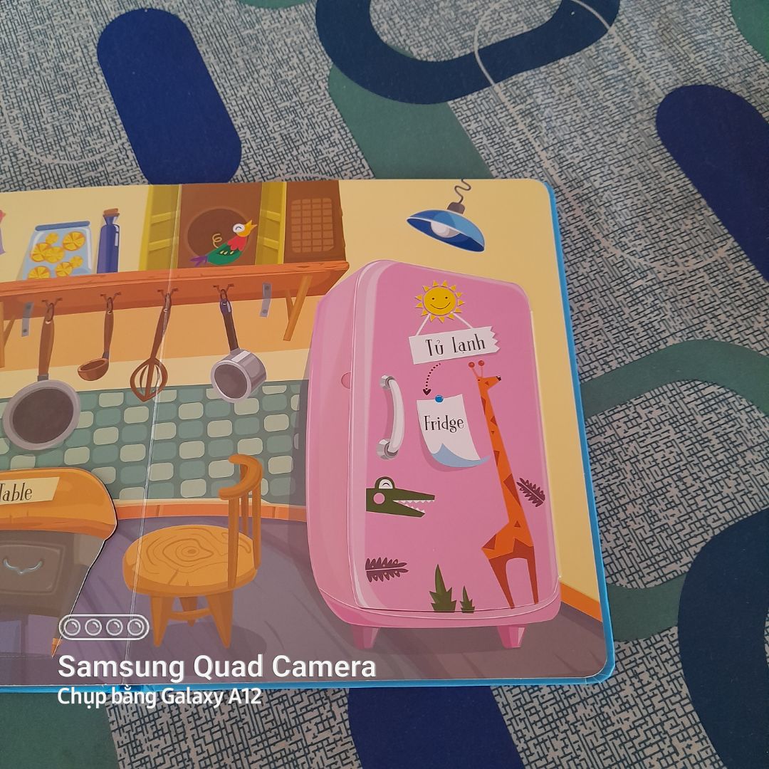 Hình ảnh và màu sắc rất đẹp, bé rất thích nhưng không có mã QR phát âm từ vựng tiếng anh nhỉ?