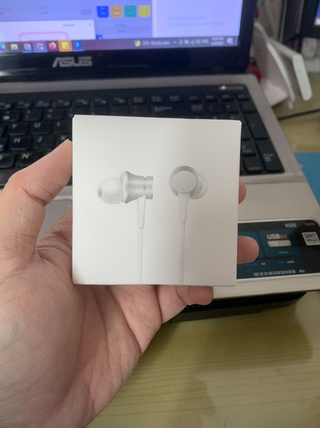 1 điều cực thích của tiki là giao hàng siêu tốc, mới order 1 ngày đã có, tai nghe này thì giá siêu mềm, nghe rất ổn, kiểu dáng đẹp, dây và các đầu nối chắc chắn. Còn bền k thì còn phải chờ tgian