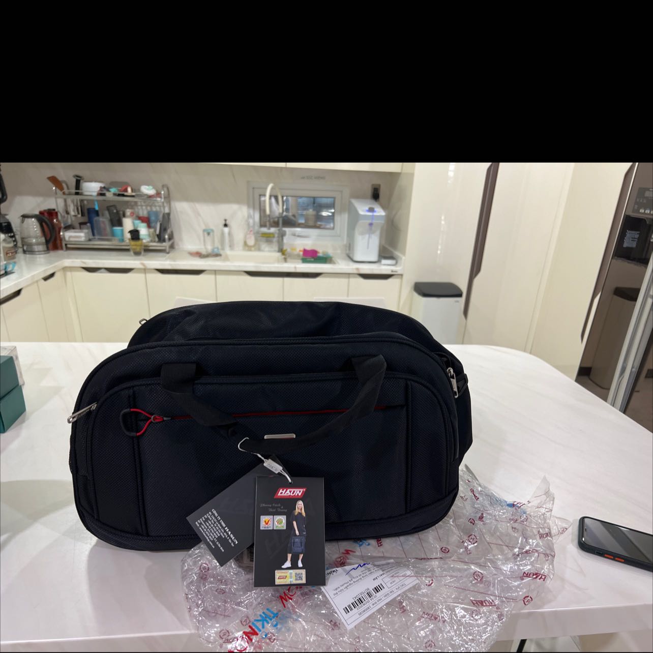 túi rẻ nhung rat chắc chắn, mới nhận nên chưa đánh giá được độ bền.