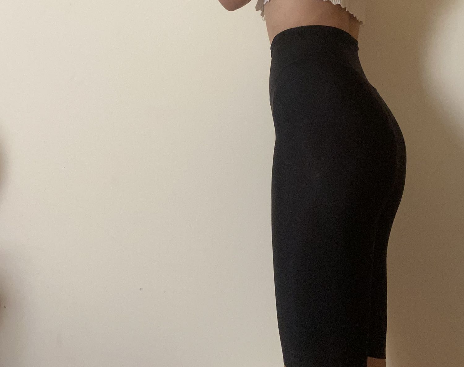 Đóng gói gia trong ngày, mở ra nhìn nhăn nhưng mặc lên from chất quần dẹp kinh khủng, mát mịn, mỏng
cạp cao lắm nên mua