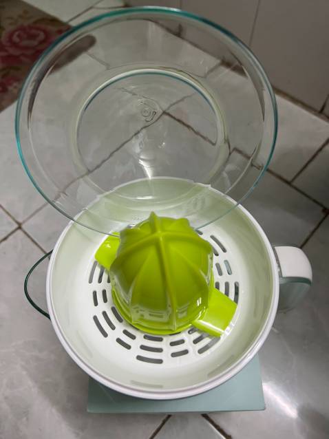 Ngoại quan: Sản phẩm có ngoại quan tương đối giống với mô tả, sản phẩm chính hãng, có đầy đủ phụ kiện, sách hướng dẫn và phiếu bảo hành bằng tiếng Việt.
Xuất xứ: Thương hiệu Lock&Lock của Hàn Xẻng. 
Sản xuất: Tại China anh hùng. 
Chất lượng: Máy vắt cam làm bằng nhựa cứng, máy vận hành ổn bằng điện, màu trắng xanh, chưa vắt cam nên chưa biết máy vắt có kiệt nước cam hay không, sẽ phản hồi kỹ hơn sau khi đã sử dụng máy.
Đóng gói: Sản phẩm được đóng gói chống sốc, va đập rất tốt. 
Thời gian giao hàng: Đặt hàng vào lúc 00:14 ngày 15/12/2021 - nhận hàng vào lúc 11:26 17/12/2021, thời gian giao hàng ổn.
Thái độ nhân viên giao hàng: Nhân viên chủ động giao hàng đến tận nhà, sau khi giao hàng cho người nhà của tôi thì đã gọi và xác nhận với tôi đã giao hàng thành công cho người nhà tôi, thái độ phục vụ tốt. 
Giá sản phẩm: Mua hàng canh lúc sales với giá 224k, miễn phí ship. 
Tổng quan: Sản phẩm phù hợp với những ai muốn sử dụng hàng chính hãng với một giá tiền và chất lượng sản phẩm tương đối. Bên cạnh đó, thời gian và dịch vụ giao hàng ổn. Cảm ơn mọi người đã đọc.