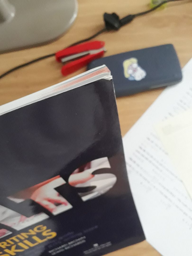 sách có đôi chỗ mép vs bìa ko ms lắm. Nhưng sách hay nên ko có vđề j nhiều. ❤❤❤ Recommend cho ai struggle vs writing nha. Sắp xếp dàn ý với ý tưởng khá là dễ hiểu và dễ thực hành, nhiều từ vựng hay để đạt band điểm 6.0-7.0+ :>