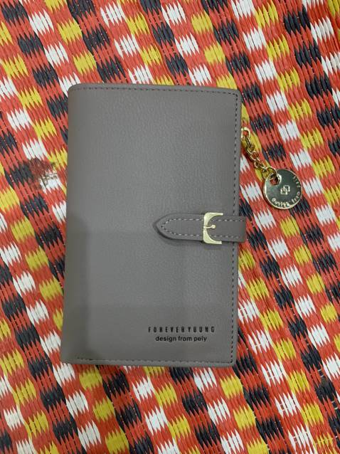 Shop gói hàng cẩn thận, còn đc tặng thêm vòng. Ví xinh lắm mà tiện dụng nữa. Mình mua tặng bạn mình hê hê. Thấy ưng lắm tại nó tiện dụng á. Nên mua mọi người nhé!