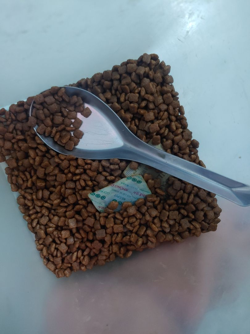 mèo nhà mới sinh xong, mìmh tìm hạt này cho cả mẹ và con điều ăn được luôn. Hạt nhỏ nên bé dễ ăn hơn