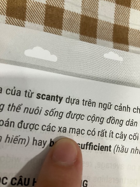Mình mua 2 muốn b1 và b2
Về nội dung thì mình nghĩ là ổn. Siêng năng tự học sẽ tốt. Mình chỉ mới bắt đầu ôn bằng sách này nên chưa nhận xét được chất lượng kiến thức. Nhưng mình thấy được sự đầu tư của sách
Về hình thức và trình bày, thì mình thấy rất nhiều thứ không ổn, cùng là đoạn văn chức năng như nhau nhưng có phần các bạn in đậm các cụm từ mới có phần không, sai chính tả. Các lỗi này không lớn nhưng nó rất kỳ với 1 cuốn sách 350k
Mình hy vọng khi tái bản các bạn sẽ kiểm tra lại. Hãy kiểm tra bằng việc thực sự “dùng nó để học” thì mới phát hiện ra các vấn đề thực sự của cuốn sách.