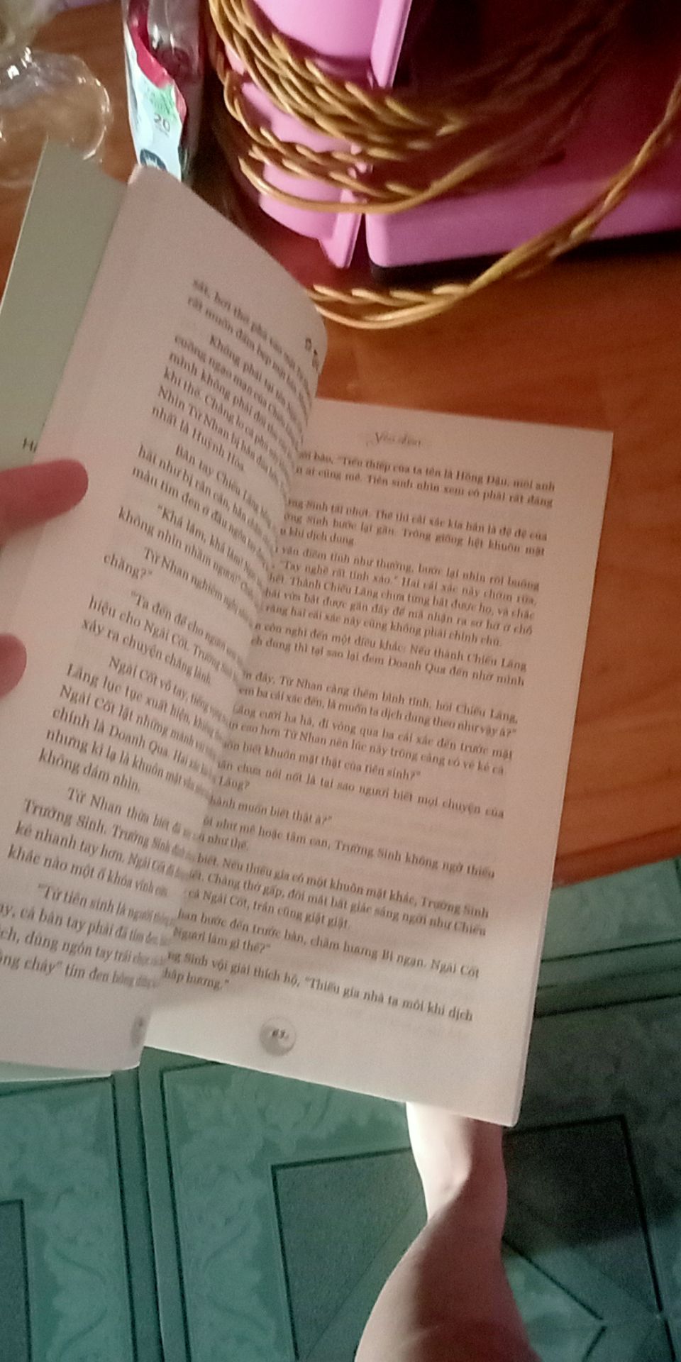 Sách về rồi, rất may là không bị df quyển này, giao hàng nhanh, sách không bị ố vàng theo thời gian, seal sách có bị rách nhưng không bị dơ bìa.