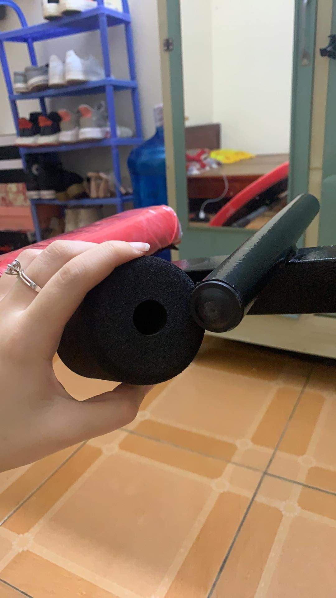 Ống mút lỗ quá nhỏ ko nhét vừa.
Phần lắp kia thì quá rộng giờ ốc ko tới để lắp qua đc.
đề nghị cửa hàng liên hệ lại cho tôi để xử lý !