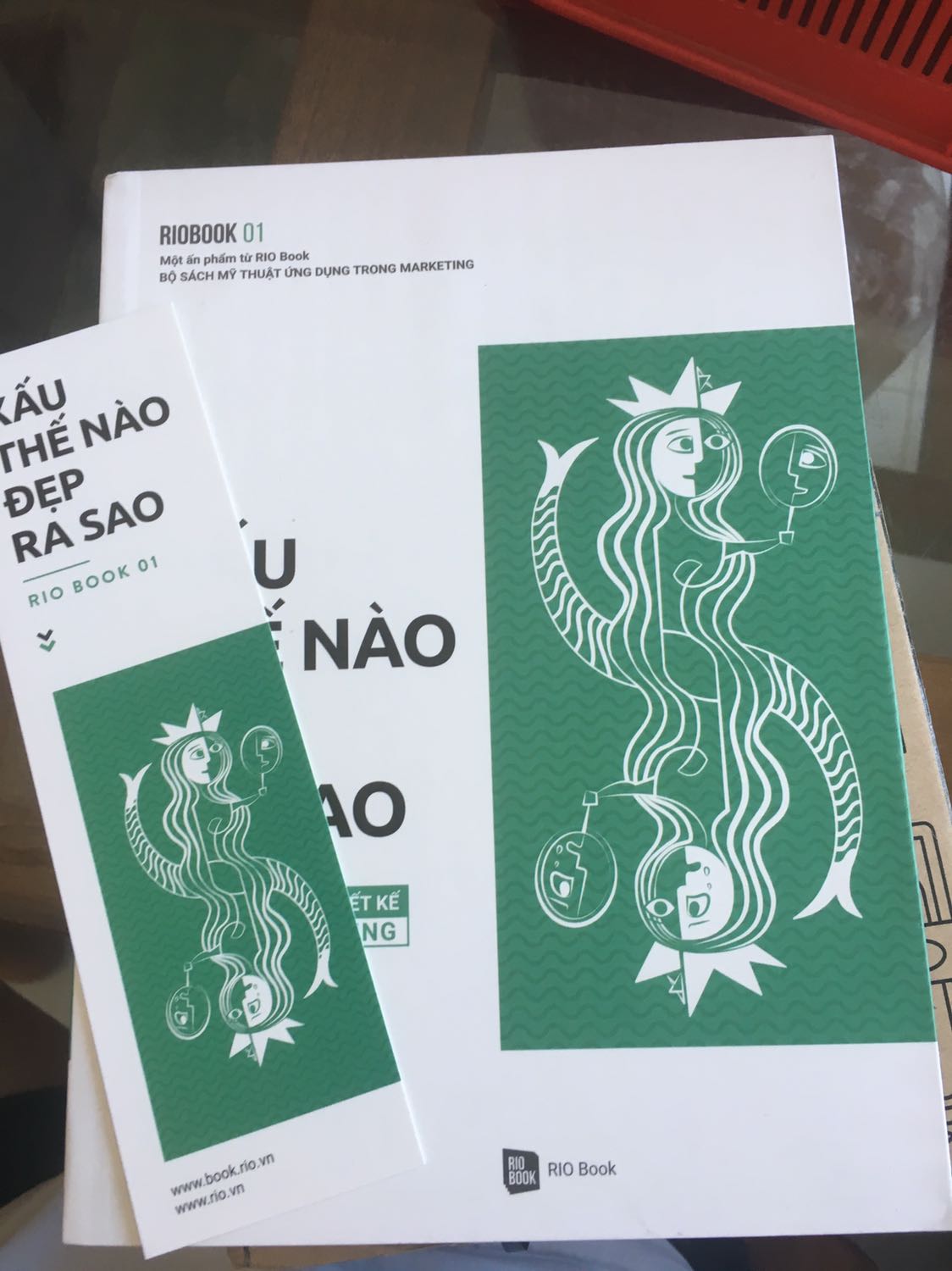 Sách của Riobook thì siêu đỉnh rùi ạ 
Nhưng mà dịch vụ giao hàng của Tiki thì buồn quá ạ. Hộp bị nhăn quá trời, sách không được bọc gì hết nên dễ bị nhăn bìa sách lắm ạ. Cuốn này may ko bị sao(cuốn còn lại e mua bị nhăn bìa). Em bị vài lần rồi luôn ạ. Mong Tiki khắc phục tình trạng này!
Chúc mng một ngày zui zẻ :”)